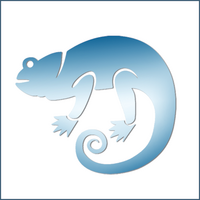 Ein blaues, stilisiertes Chamäleon-Design mit gebogenem Schwanz und ausgeprägten Beinen auf weißem Hintergrund.