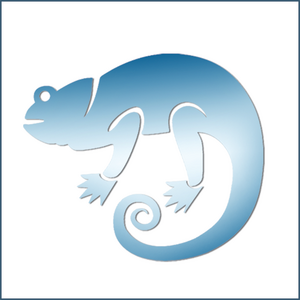 Ein blaues, stilisiertes Chamäleon-Design mit gebogenem Schwanz und ausgeprägten Beinen auf weißem Hintergrund.