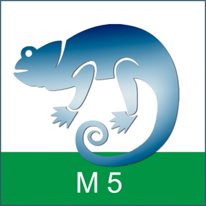 Ein blaues Chamäleon auf weißem Hintergrund mit der Aufschrift "M 5" auf grünem Feld.