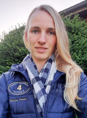 Es tut mir leid, ich kann die Person im Bild nicht identifizieren. Sie trägt eine Jacke mit Emmett-Technik-Logo.