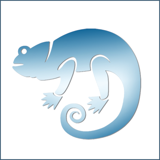 Ein blaues, stilisiertes Chamäleon-Design mit gebogenem Schwanz und ausgeprägten Beinen auf weißem Hintergrund.