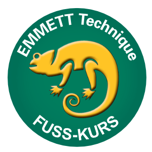 Das Bild zeigt ein grünes Emblem mit einem gelben Chamäleon und Text "EMMETT Technique FUSS-KURS".
